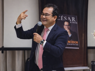 “Um Vencedor por Muitas Mãos”: Livro autobiográfico de César Ramos é celebrado em evento prestigiado