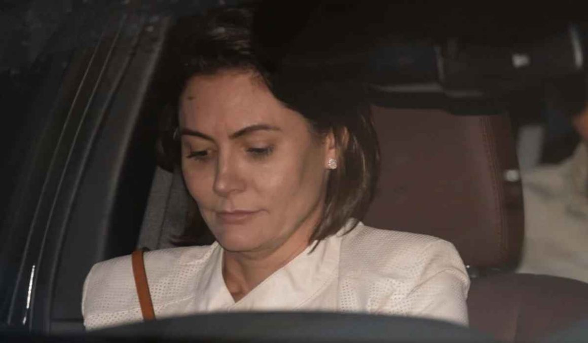 Bolsonaro pode perder aposentadoria do Exército, mas valor ficaria com Michelle