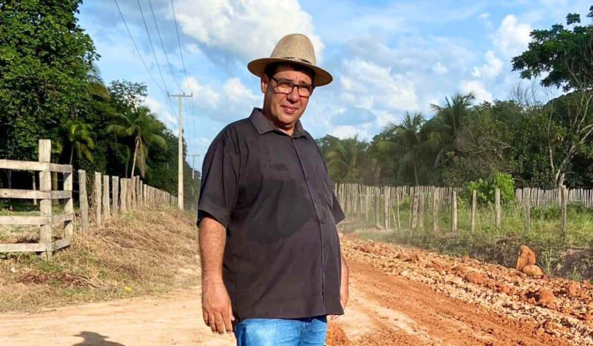 Vereador Miltinho Boiadeiro acompanha terraplanagem na Vicinal Oito, em Tailândia