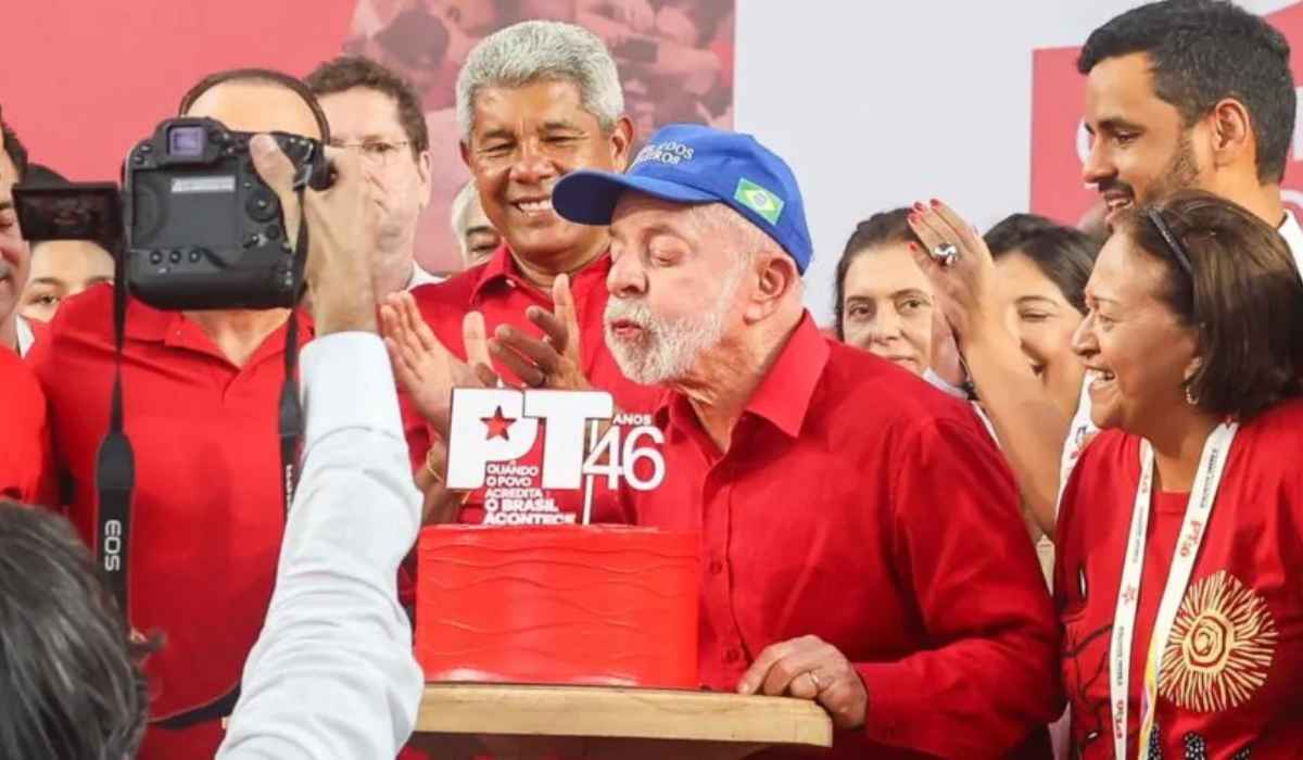 Em aniversário do PT, Lula diz que o partido 'não pode ir para a vala comum'