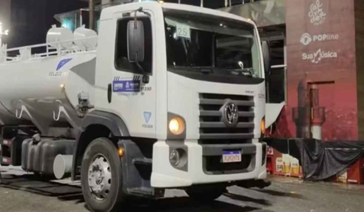 Jovem sobe em caminhão-pipa, escorrega e morre no Carnaval de Salvador