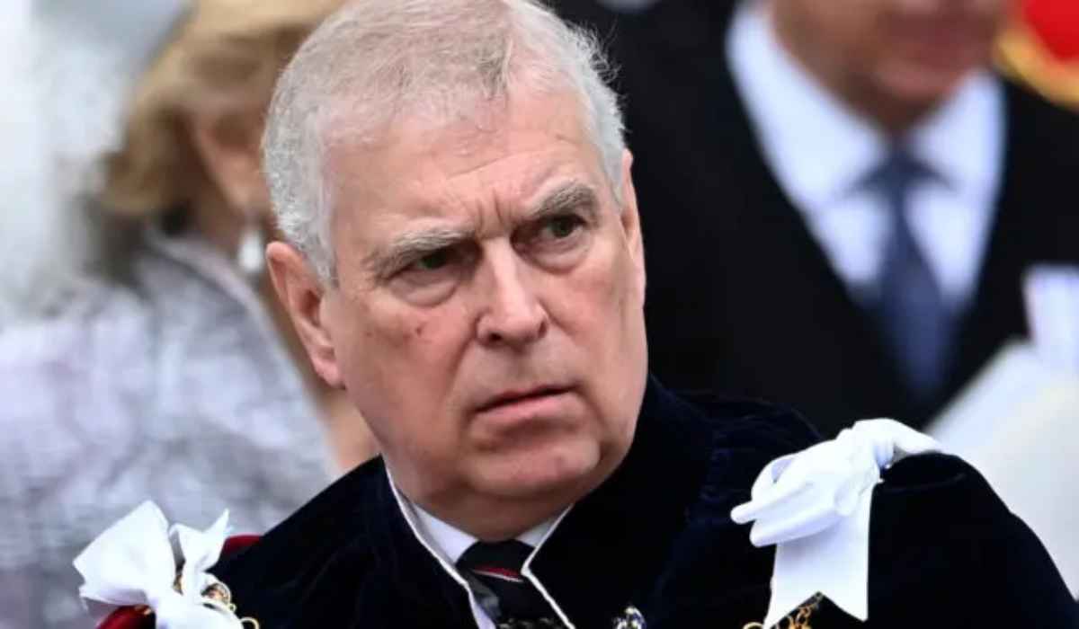 Ex-príncipe Andrew é preso por suspeita de vazar documentos para Epstein