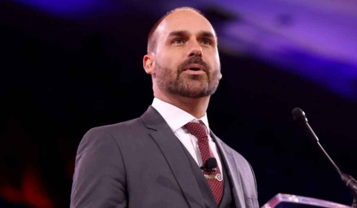 STF formaliza a denúncia contra Eduardo Bolsonaro por coação e obstrução STF formaliza a denúncia contra Eduardo Bolsonaro por coação e obstrução