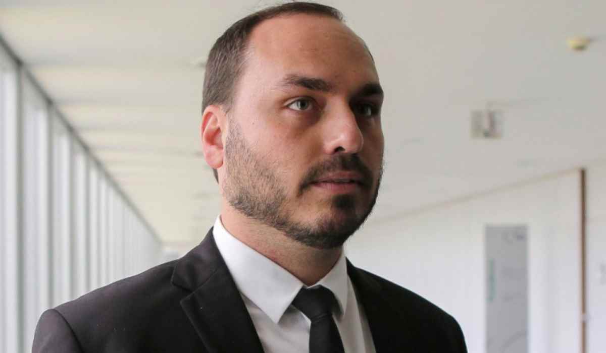 Bolsonaro articula pré-candidaturas mesmo preso, diz Carlos