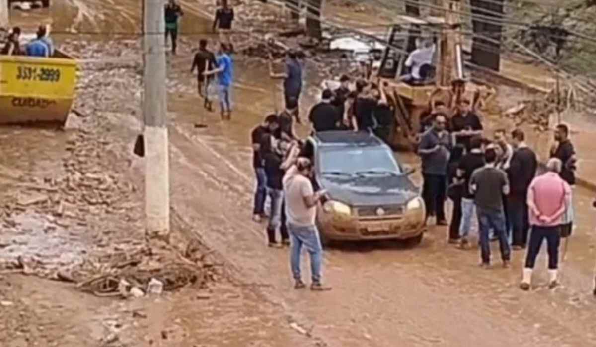 Moradores de Ubá protestam contra gravação de vídeo de Nikolas Ferreira em área atingida por enchentes