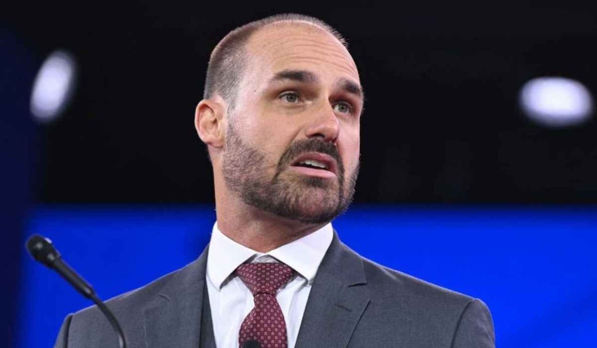 PF afasta Eduardo Bolsonaro do cargo de escrivão em processo por faltas injustificadas PF afasta Eduardo Bolsonaro do cargo de escrivão em processo por faltas injustificadas