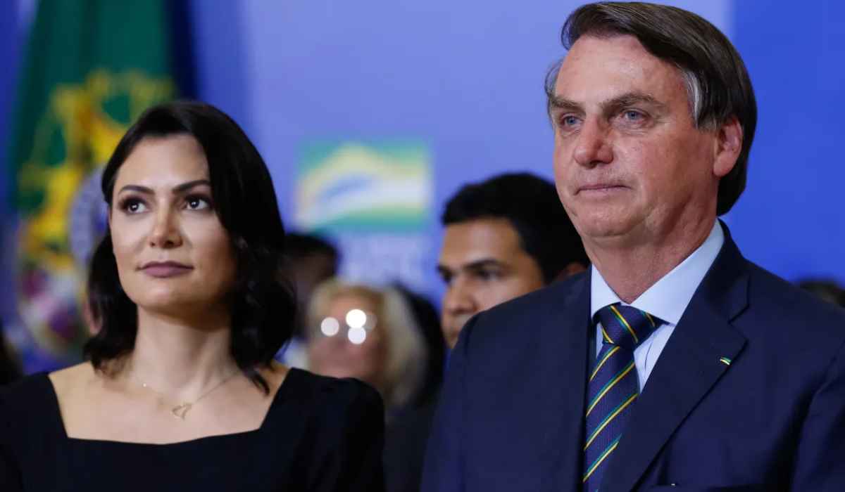 Bolsonaro pede que Michelle entre na política só depois de março
