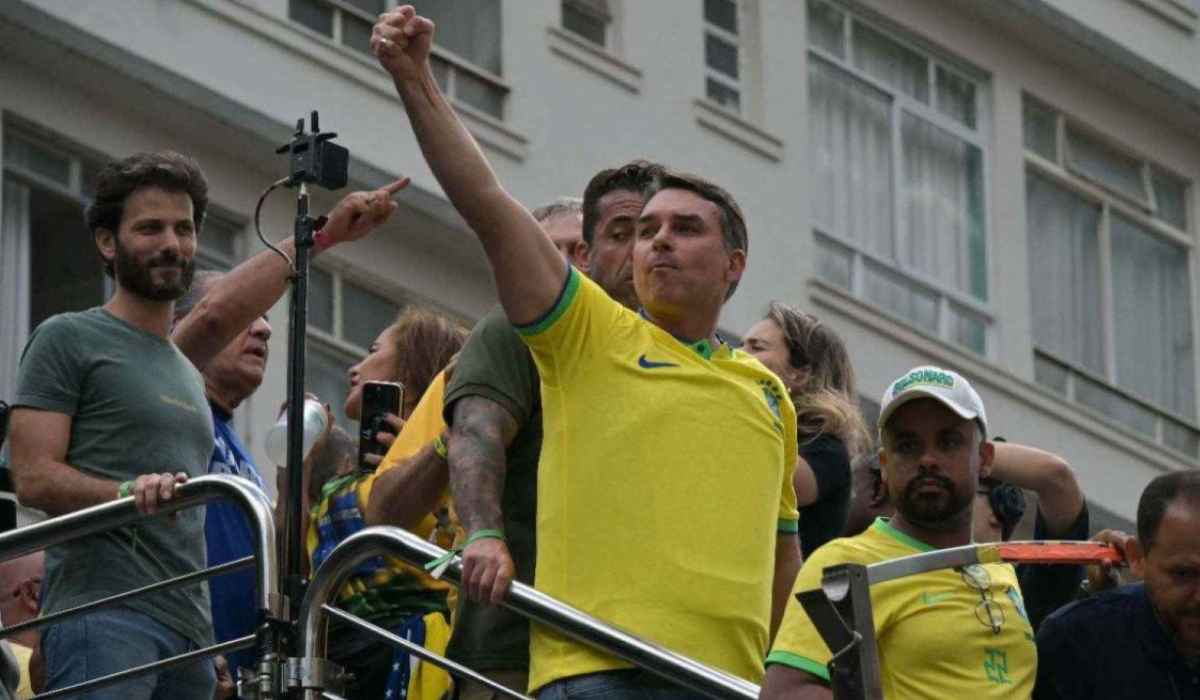 Bolsonaro subirá a rampa do Planalto em janeiro de 2027, diz Flávio