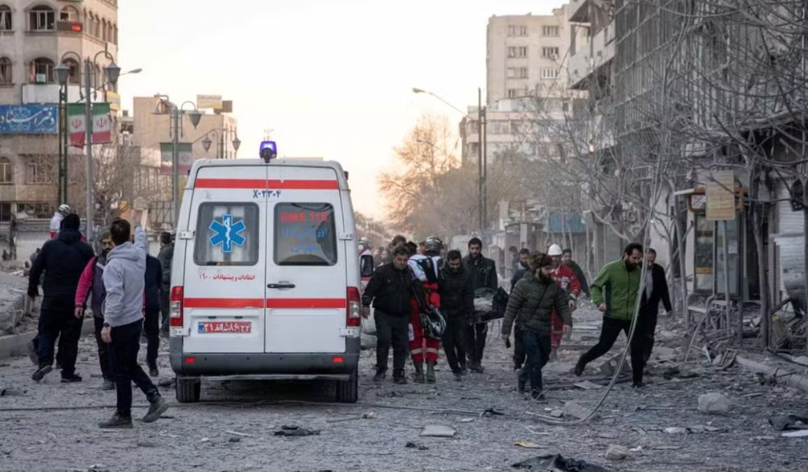 Escalada Total: EUA e Irã travam guerra aberta por ar e mar após morte de Khamenei