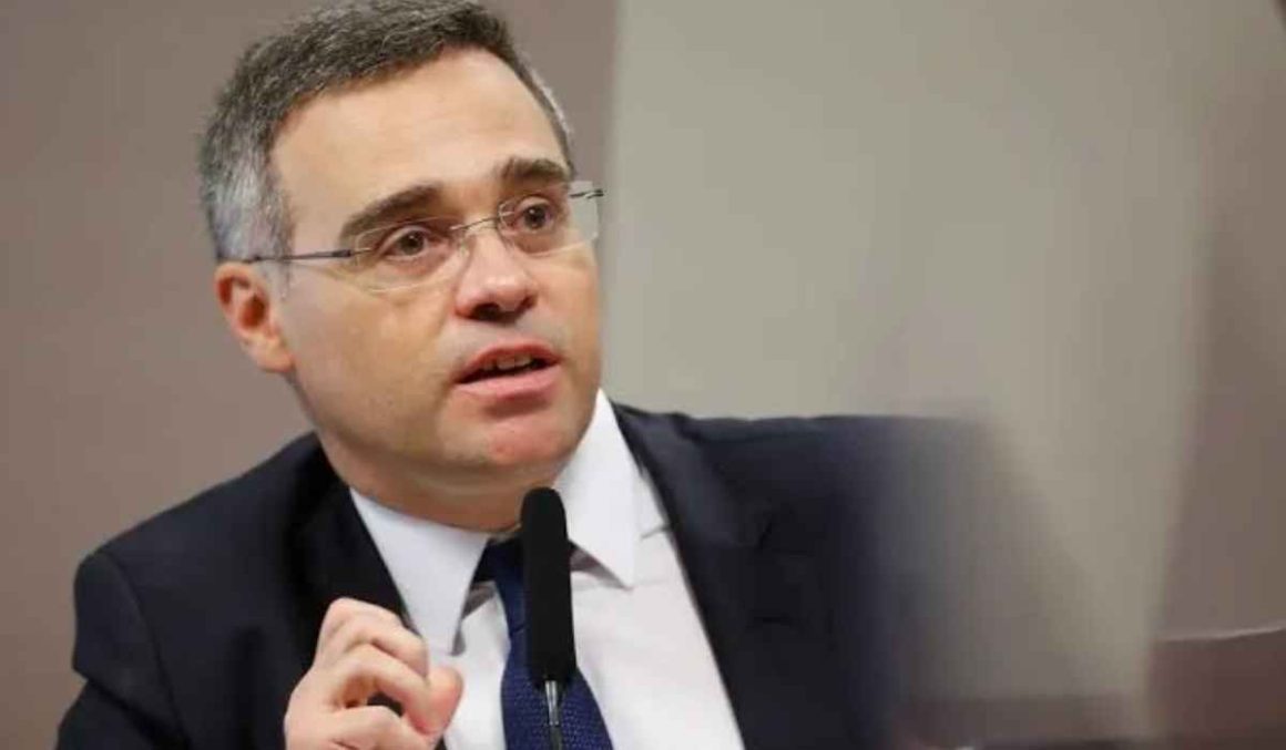 Vorcaro escondia R$ 2,2 bi em conta do pai, aponta decisão de André Mendonça