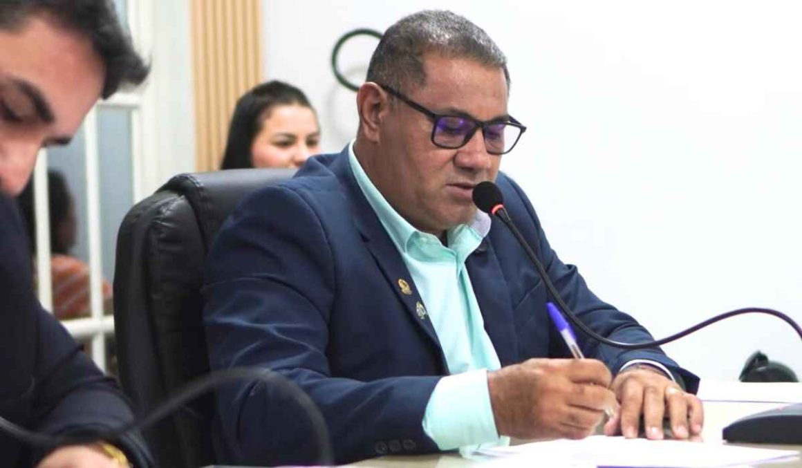 Vereador Professor Rosenildo Freitas tem indicações aprovadas na Câmara de Tailândia; Confira