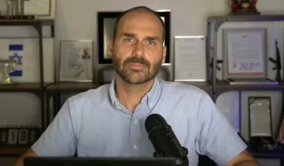 Eduardo Bolsonaro comemora asilo na Argentina a condenado pelo 8/1
