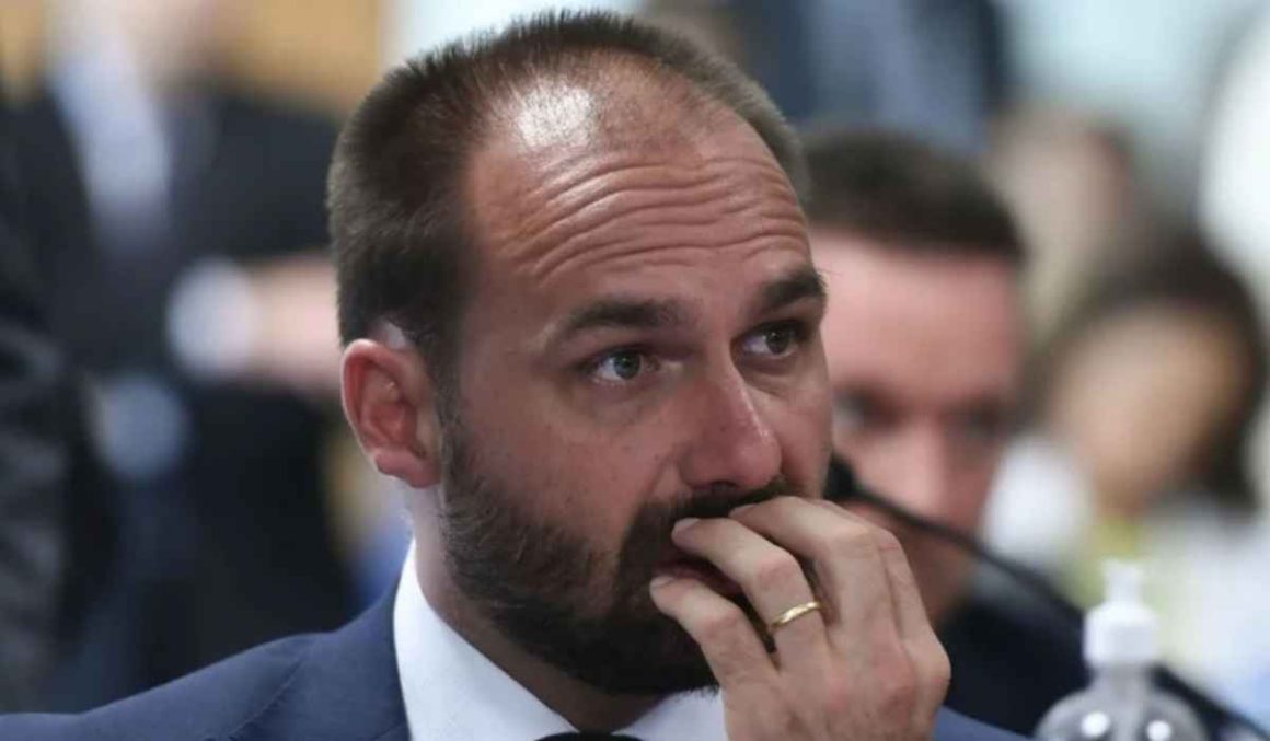 PF dá 15 dias para Eduardo Bolsonaro explicar abandono de cargo