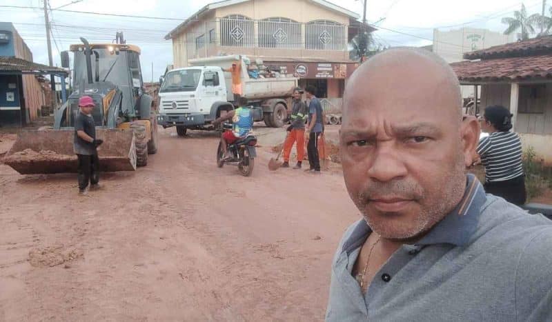 Vereador Roni Baiano acompanha obra de tubulação no distrito Palmares, em Tailândia