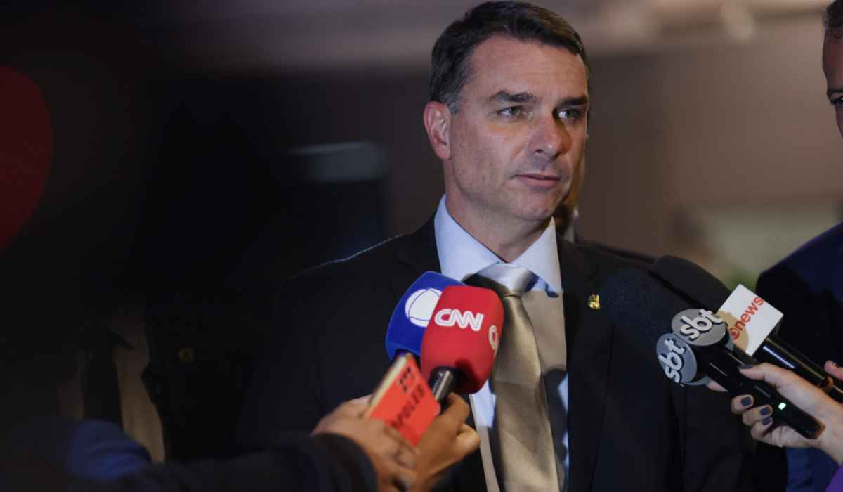 Flávio conversa com Moraes sobre prisão domiciliar de Bolsonaro: ‘Ficou de avaliar’
