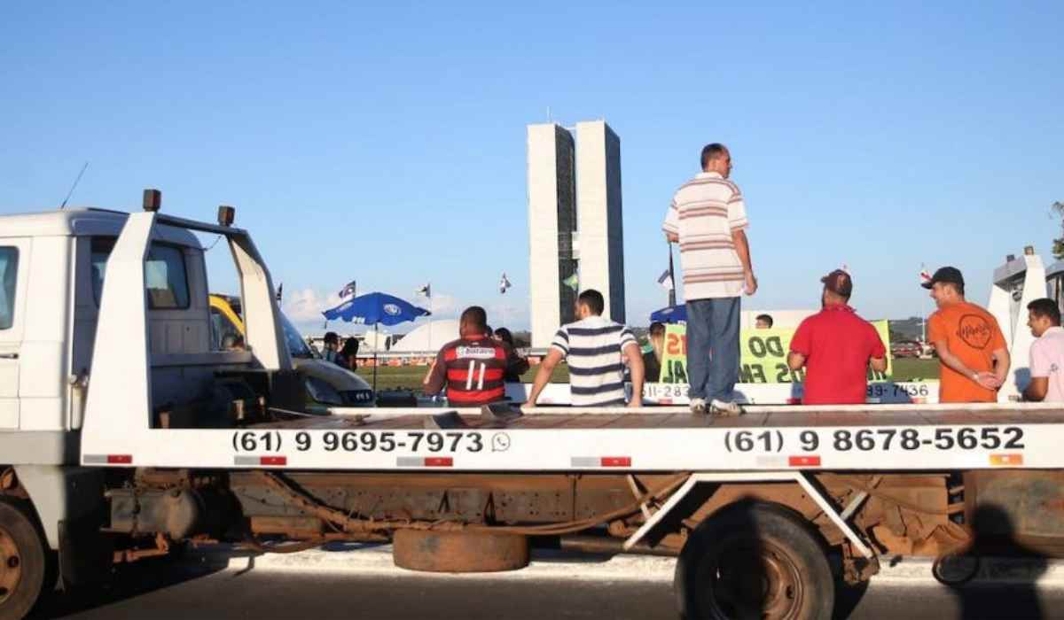 Caminhoneiros desistem de greve após Lula assinar MP que beneficia a categoria