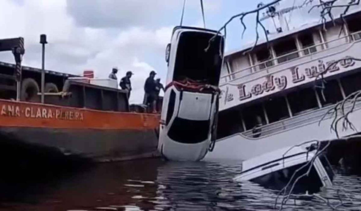VÍDEO: Ferryboat bate em pedra, tomba e veículos são resgatados no Rio Negro VÍDEO: Ferryboat bate em pedra, tomba e veículos são resgatados no Rio Negro