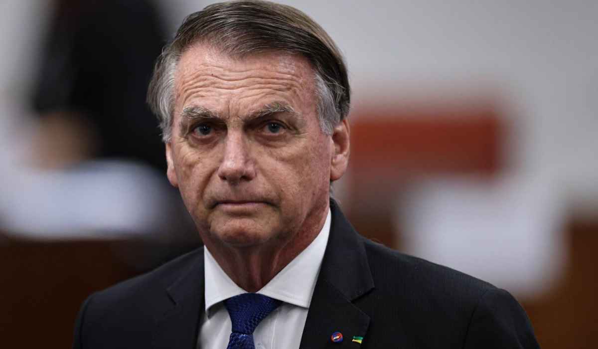 Bolsonaro recebe alta e vai para casa, onde cumprirá prisão domiciliar por 90 dias