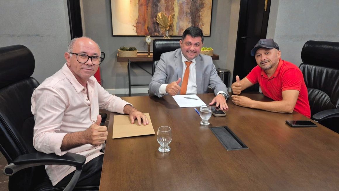 Motoca Show reúne-se com deputado Renato Oliveira na Alepa para tratar de demandas de Esporte e Lazer Motoca Show reúne-se com deputado Renato Oliveira na Alepa para tratar de demandas de Esporte e Lazer