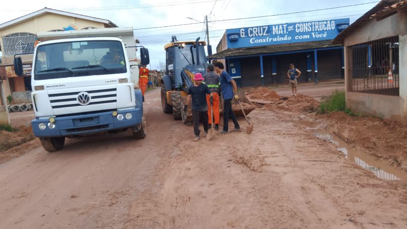 Vereador Roni Baiano acompanha obra de tubulação no distrito Palmares, em Tailândia