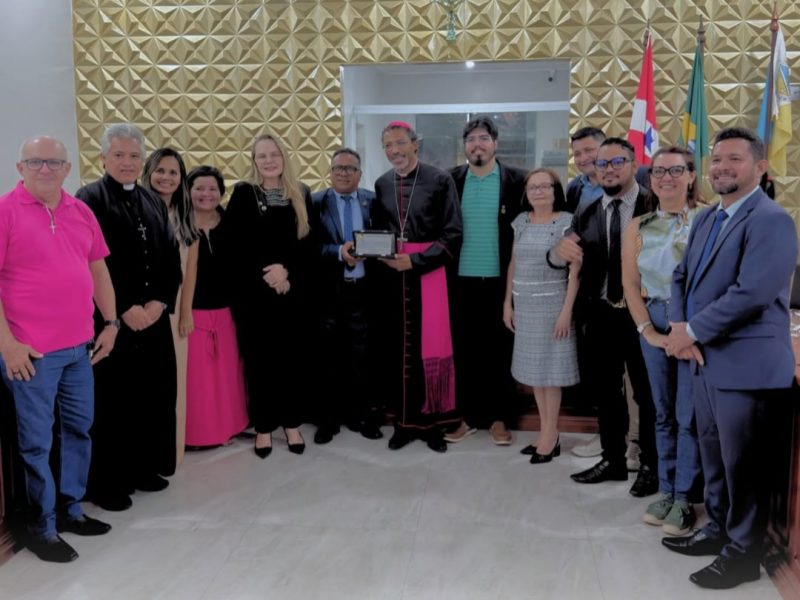 Professor Wagner em despedida do bispo Teodoro em Ponta de Pedras: "Sua missão aqui foi feita com louvor e com excelência”