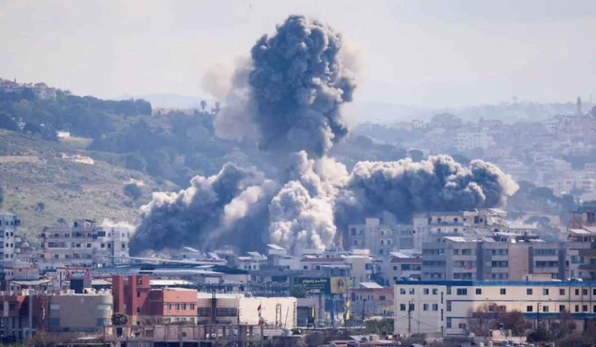 Ataque de Israel no Líbano deixa mais de 250 mortos em meio cessar-fogo de duas semanas Ataque de Israel no Líbano deixa mais de 250 mortos em meio cessar-fogo de duas semanas