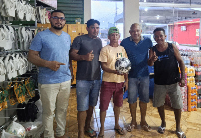 Roni Baiano (PSDB) com lideranças e populares em Tailândia / Foto: AP