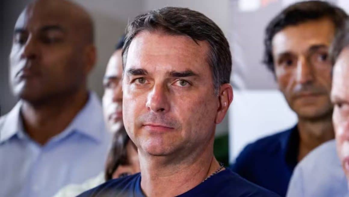 Flávio Bolsonaro admite ter se reunido com Vorcaro após primeira prisão do banqueiro Flávio Bolsonaro admite ter se reunido com Vorcaro após primeira prisão do banqueiro