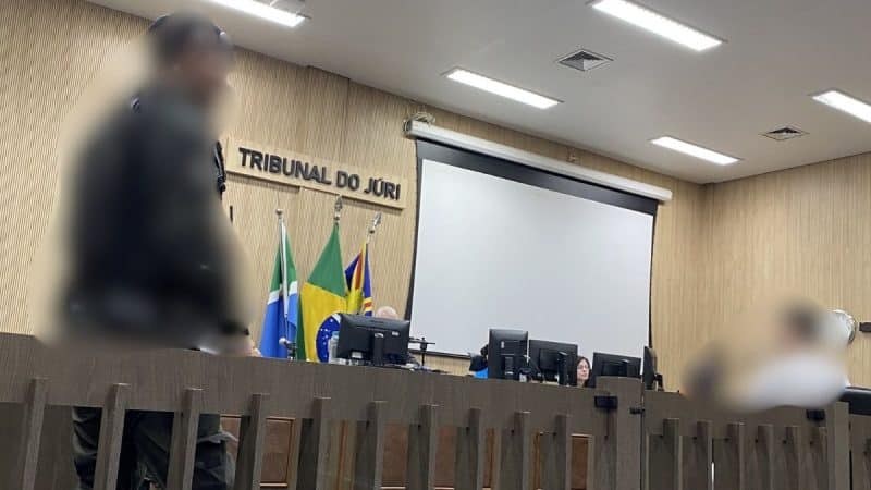 Tribunal do Júri de MS condena homem a 67 anos de prisão por asfixiar e queimar a esposa de 23 anos e a filha de 10 meses. O caso gerou forte comoção e destacou o papel técnico da defesa na aplicação correta da lei diante de crimes brutais.