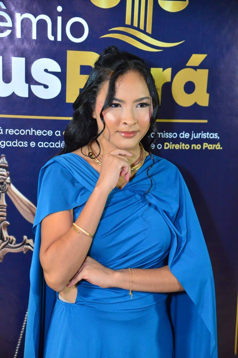 Acadêmica de Direito, Kellem Freitas, recebe honraria durante cerimônia do Prêmio JusPará 2026