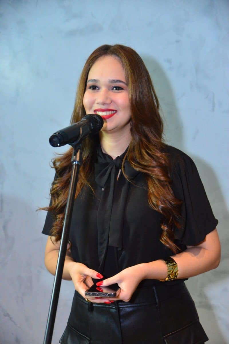 A advogada Evellyn Anne Freitas aparece sorrindo