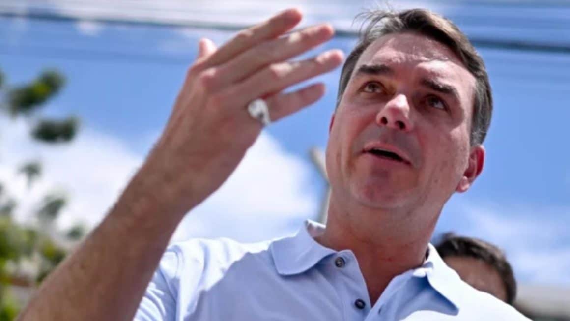 Flávio Bolsonaro sobre veto à carne: ‘Problema do Lula que vou resolver’ Flávio Bolsonaro sobre veto à carne: ‘Problema do Lula que vou resolver’