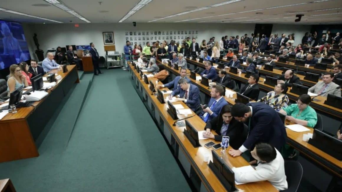 Com parecer favorável, PEC da redução da maioridade penal será analisada pela CCJ Com parecer favorável, PEC da redução da maioridade penal será analisada pela CCJ