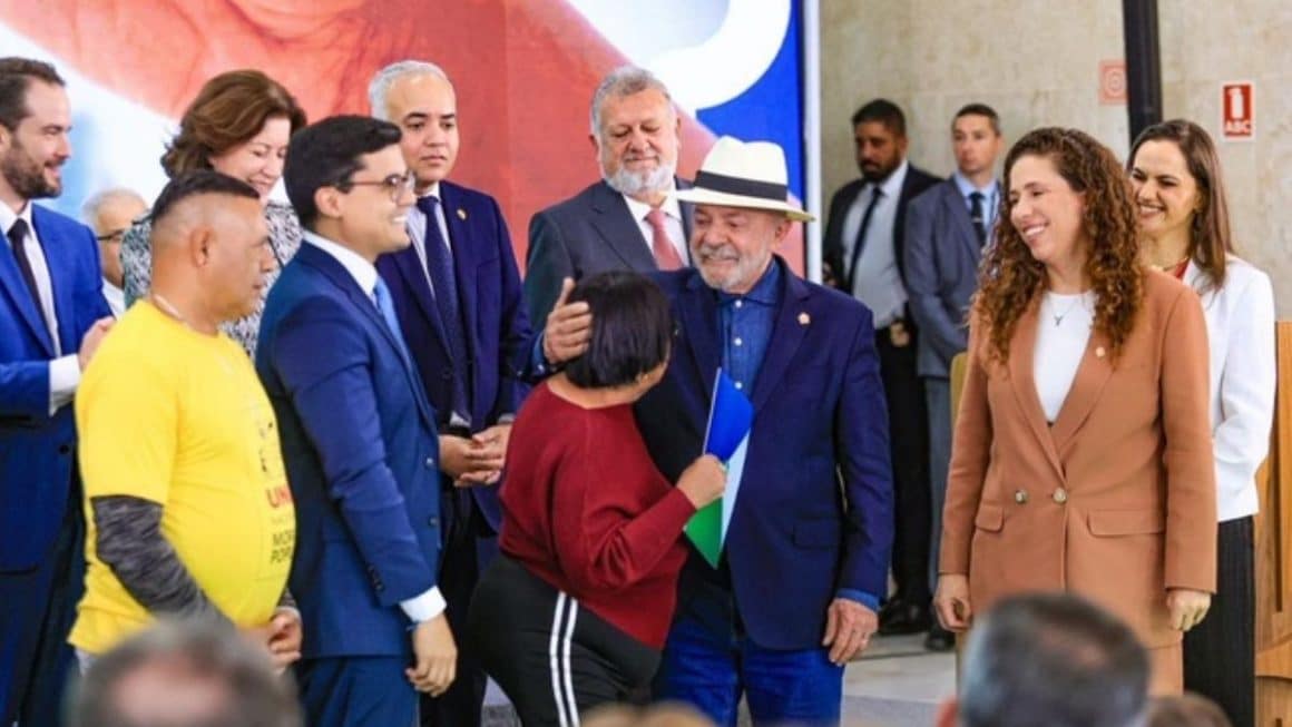 Presidente Lula anuncia entrega de imóveis abandonados para uso social Presidente Lula anuncia entrega de imóveis abandonados para uso social