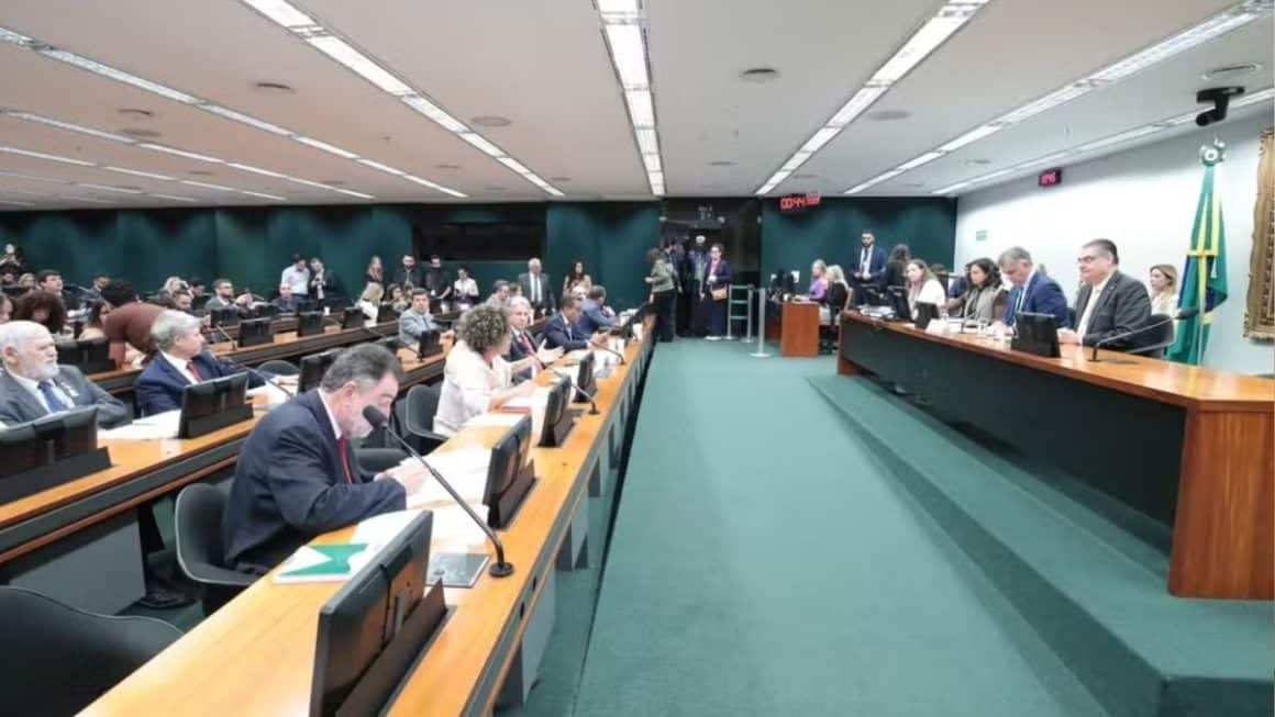 Comissão de Constituição e Justiça aprova PEC que reduz maioridade penal Comissão de Constituição e Justiça aprova PEC que reduz maioridade penal