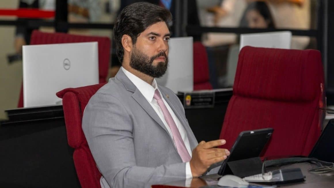 Em vigor desde 2025, Lei de autoria do deputado Adriano Coelho fortalece a conscientização contra a violência aos profissionais da saúde Em vigor desde 2025, Lei de autoria do deputado Adriano Coelho fortalece a conscientização contra a violência aos profissionais da saúde