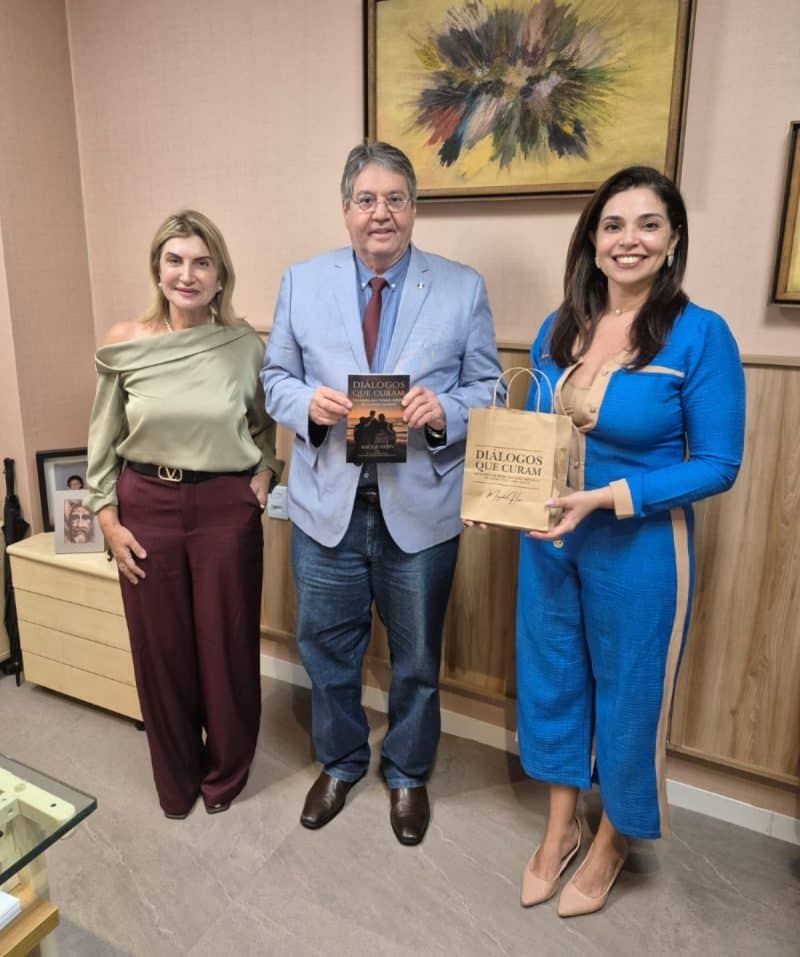 Desembargadores do TJPA recebem obra 'Diálogos que Curam", de Magda Hosn