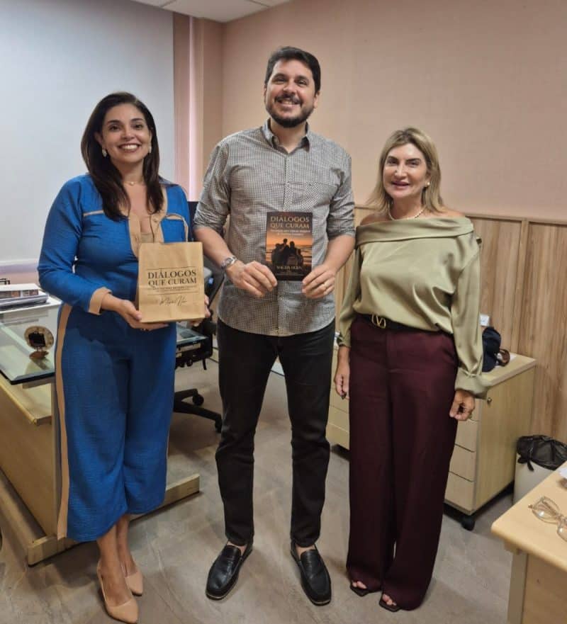 Desembargadores do TJPA recebem obra 'Diálogos que Curam", de Magda Hosn