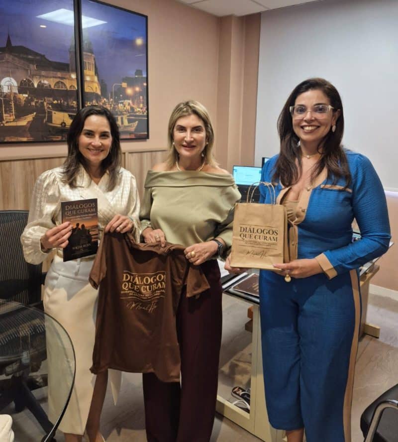Desembargadores do TJPA recebem obra 'Diálogos que Curam", de Magda Hosn
