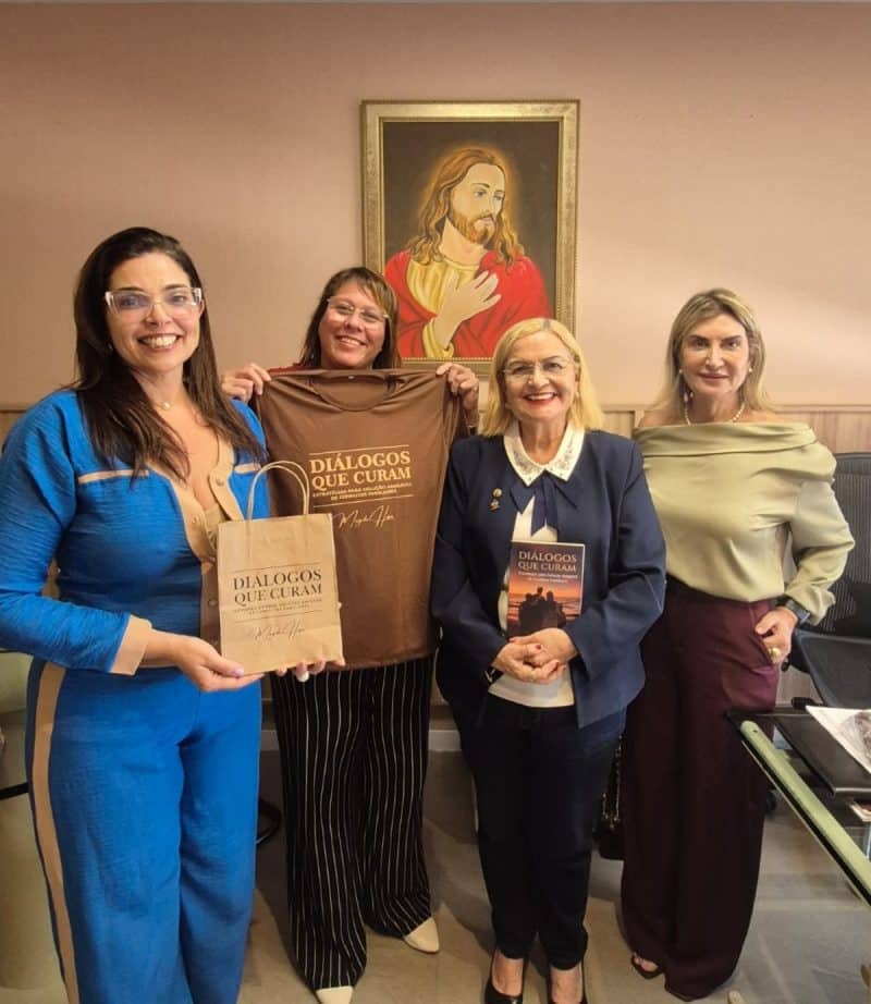 Desembargadores do TJPA recebem obra 'Diálogos que Curam", de Magda Hosn