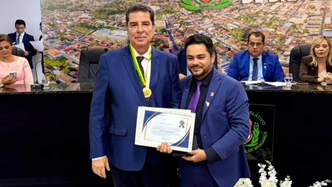 Deputado Zeca Pirão é homenageado com Medalha de Honra ao Mérito em Bragança Deputado Zeca Pirão é homenageado com Medalha de Honra ao Mérito em Bragança