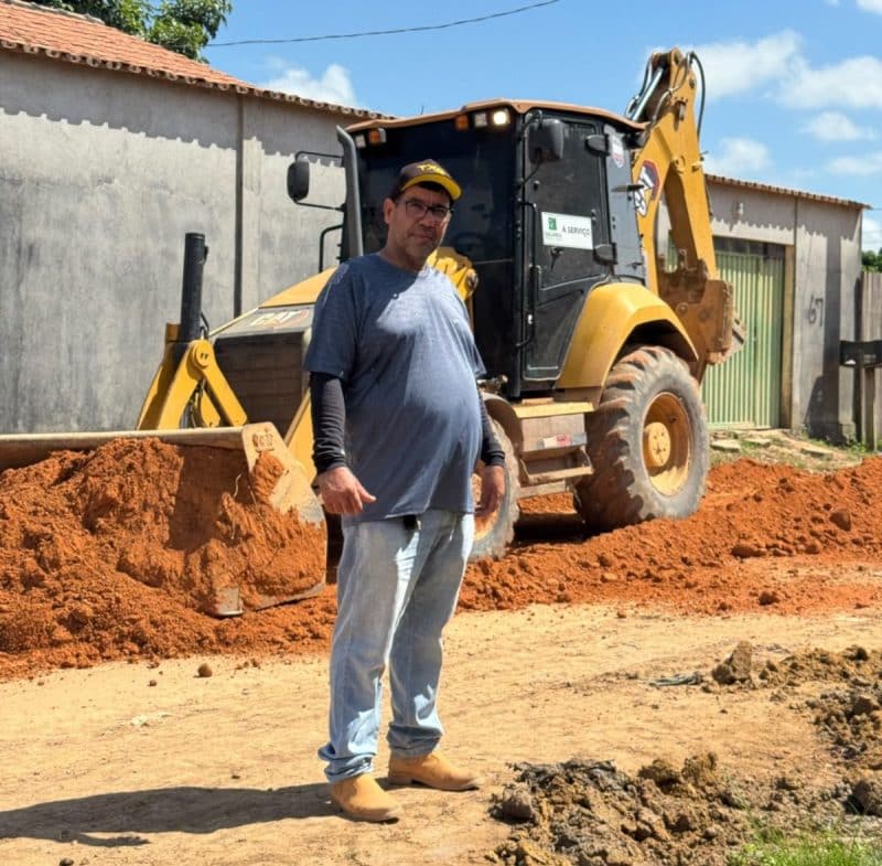 Em recesso legislativo, vereador Miltinho Boiadeiro acompanha terraplanagem no bairro Liberdade