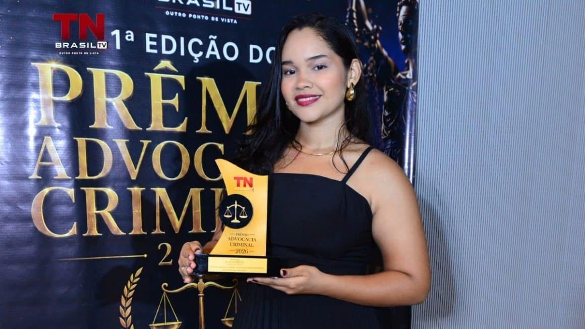 Ana Rodrigues recebe homenagem de Excelência Acadêmica e Jovem Liderança Jurídica no Prêmio Advocacia Criminal Ana Rodrigues recebe homenagem de Excelência Acadêmica e Jovem Liderança Jurídica no Prêmio Advocacia Criminal