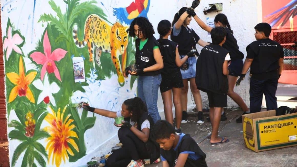 Projeto Paredes Vivas inicia oficinas de grafismo e muralismo em Canaã dos Carajás Projeto Paredes Vivas chega a Canaã dos Carajás com oficinas gratuitas de grafite e muralismo, valorizando a cultura amazônica até sexta-feira (7).