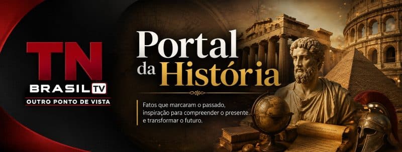 Banner promocional e institucional da categoria Portal da História da TN Brasil TV. No canto esquerdo, destaca-se a logomarca do portal "TN BRASIL TV" com o slogan "OUTRO PONTO DE VISTA" sobre um fundo preto com detalhes em vermelho. Ao centro, figura o título principal "Portal da História" em tipografia elegante com tons dourados e brancos. Abaixo do título, exibe a frase inspiradora: "Fatos que marcaram o passado, inspiração para compreender o presente e transformar o futuro". O lado direito reúne elementos da antiguidade clássica e história mundial, incluindo o busto de um pensador grego com toga, um globo terrestre, livros encapados em couro, o Partenon de Atenas, as Pirâmides do Egito, um elmo de centurião romano e o Coliseu ao fundo sob iluminação quente e atemporal. Banner do Portal da História da TN Brasil TV com logomarca, título em letras douradas, busto de filósofo grego, globo terrestre, livros antigos, Partenon, Coliseu, pirâmide e elmo romano.