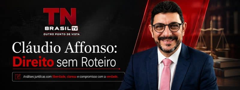 Cláudio Affonso sorrindo de terno e gravata rosa ao lado do título Direito sem Roteiro e da marca TN Brasil TV com balança da justiça ao fundo.
