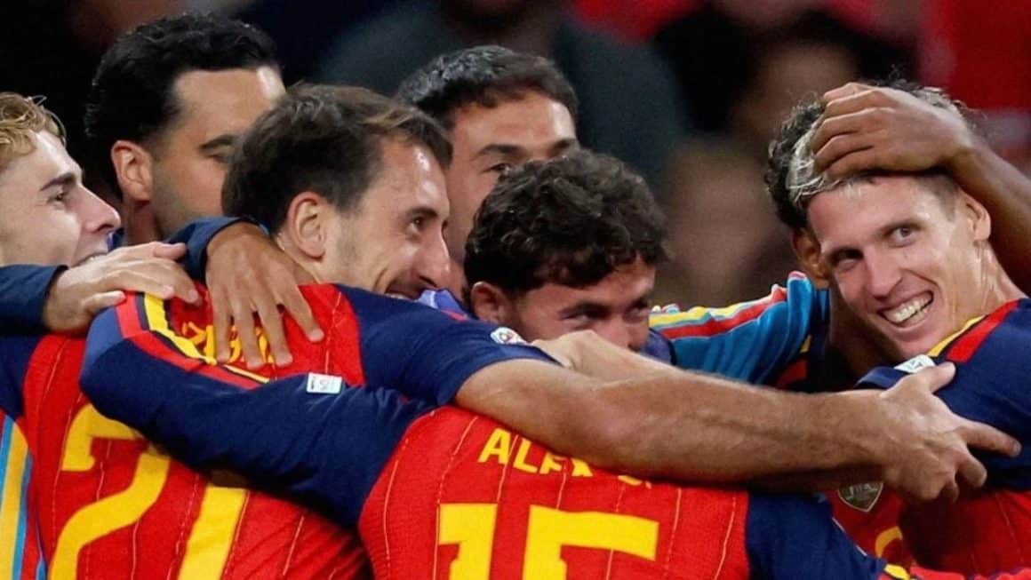 Espanha vence a Inglaterra por 3×2 em jogo eletrizante e de viradas Jogadores da seleção da Espanha comemorando gol contra a Inglaterra no Estádio de Wembley.
