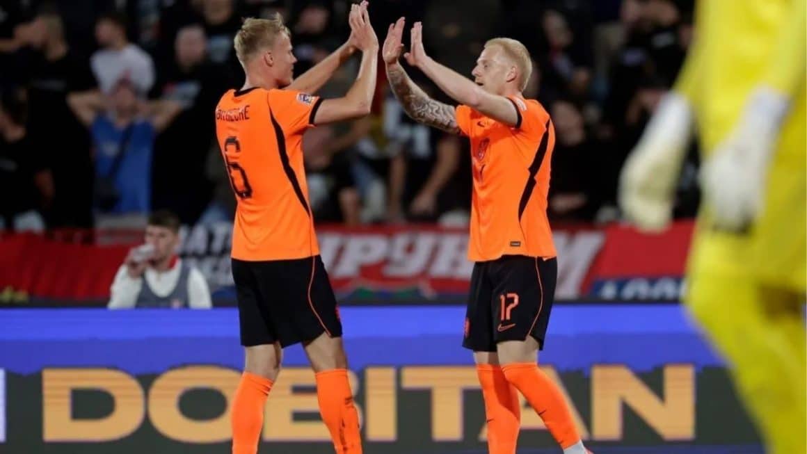 Holanda vence a Sérvia fora de casa e lidera o Grupo 2 da UEFA Nations League Jogadores de futebol da Holanda e da Sérvia em disputa de bola durante partida da UEFA Nations League.