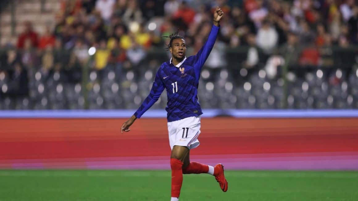 França vence Bélgica por 1 a 0 e mantém 100% de aproveitamento no grupo A Jogador da França comemora durante a vitória por 1 a 0 sobre a Bélgica pelo Grupo A.