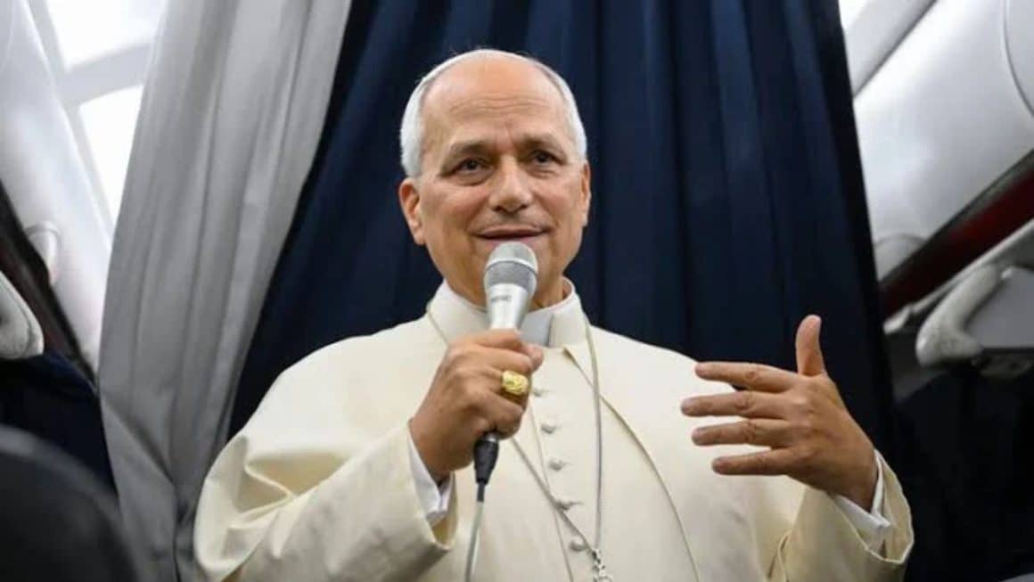 Papa diz que extrema direita não é expressão autêntica do cristianismo Papa Leão XIV fala ao microfone durante declaração sobre os valores do cristianismo.